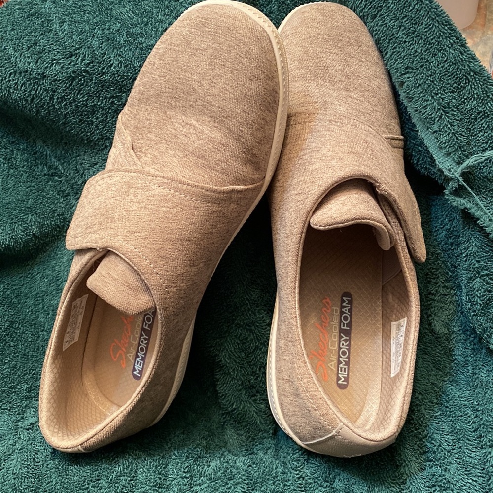 Skechers Madison Ave Distinctively Shoes Women’s Size 9 Taupe Strap Memory Foam